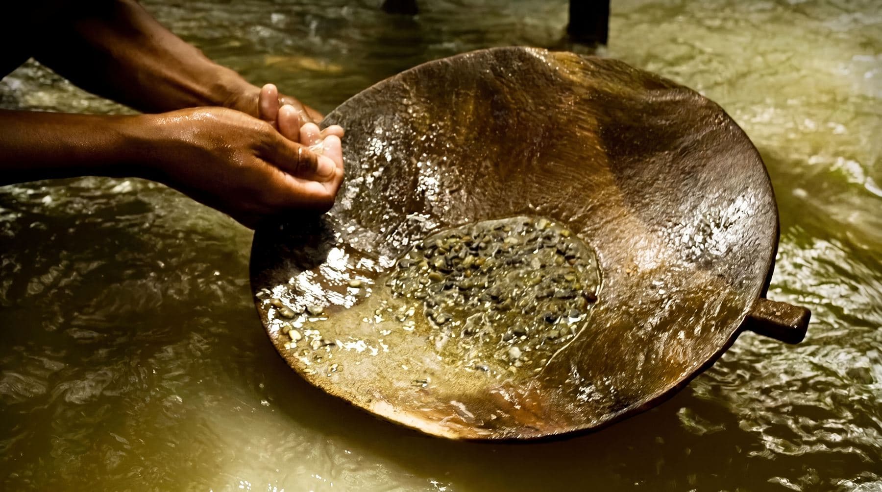 Bateo de oro artesanal con agua
