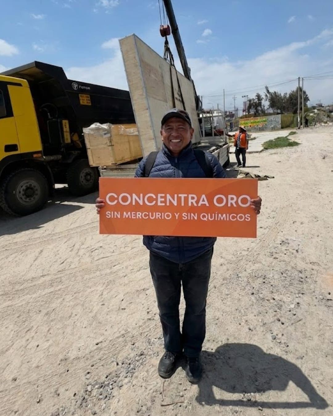 Cliente recibiendo su mesa gravimétrica Meproind mientras la grúa descarga el embalaje