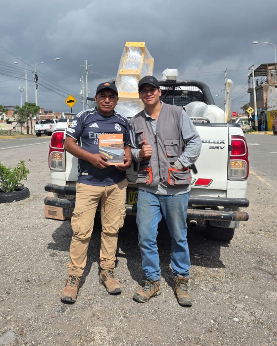 Entrega de una mesa gravimétrica Meproind cargada en camioneta, con el cliente y el técnico