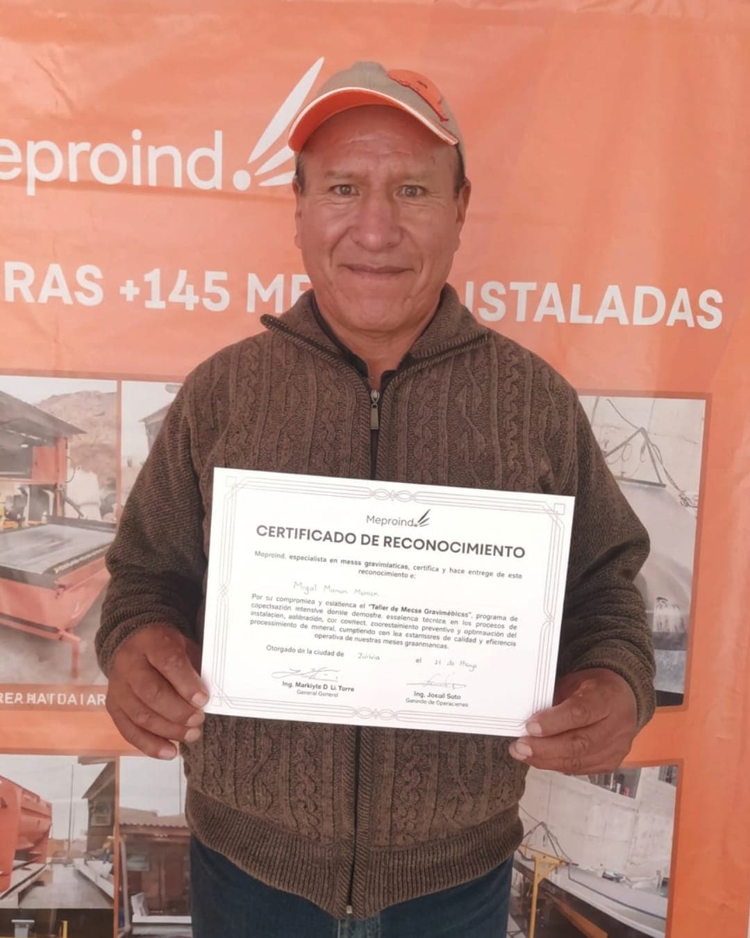 Minero con su certificado de reconocimiento del taller de mesas gravimétricas Meproind
