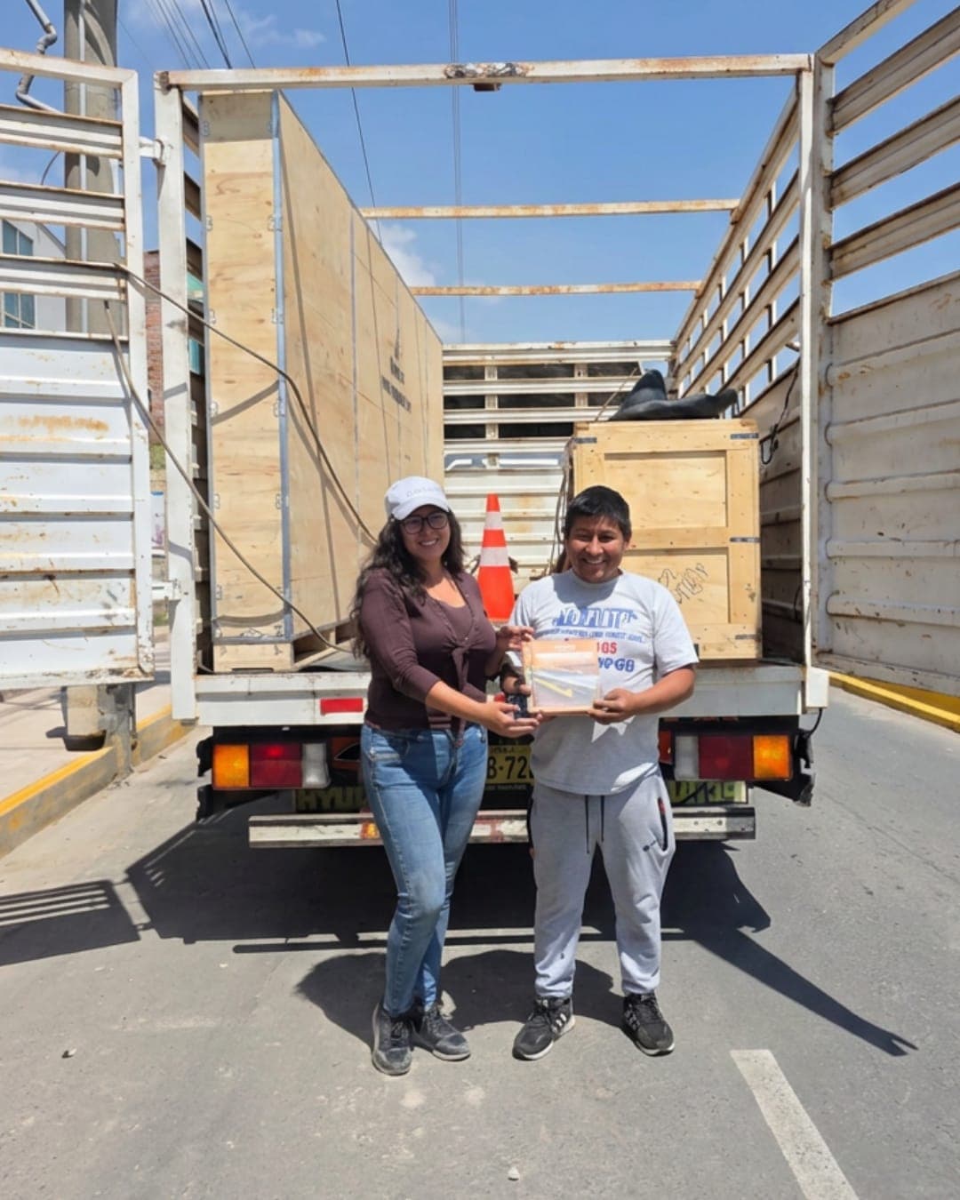 Despacho de una mesa gravimétrica Meproind embalada en camión, con la clienta y el transportista