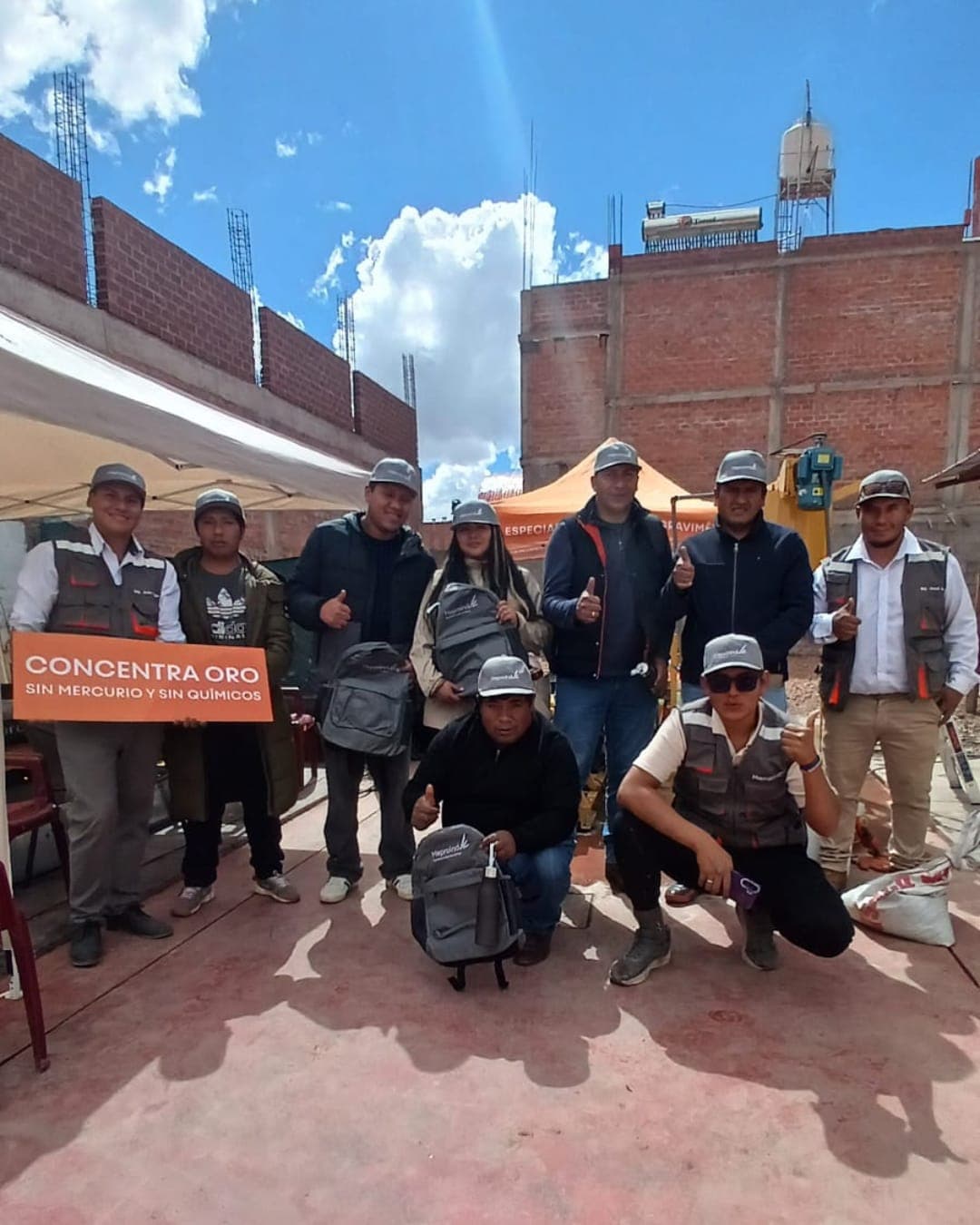Grupo de clientes y técnicos de Meproind tras una jornada de capacitación